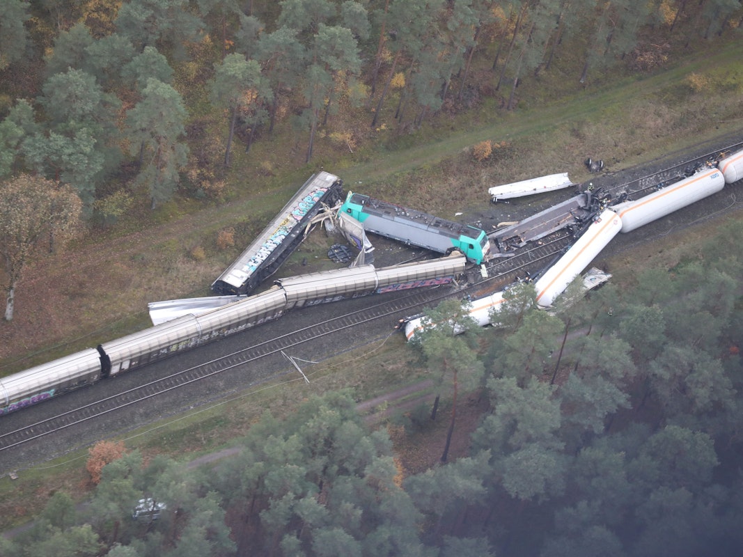 Zwei Güterzüge liegen nach einer Kollision an einer Bahnstrecke im Landkreis Gifhorn (Luftaufnahme). Bei dem Unglück in Niedersachsen wurden mehrere Waggons beschädigt.