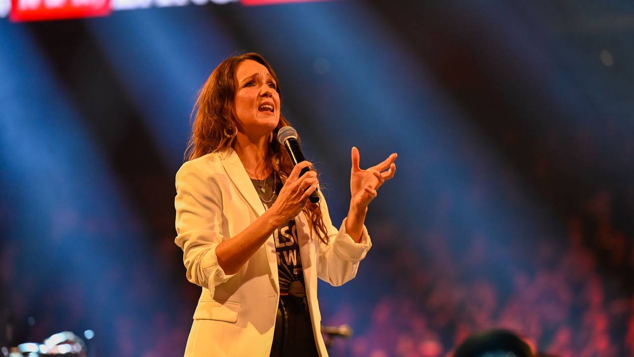 Carolin Kebekus steht auf der Bühne und spricht ins Mikrofon.
