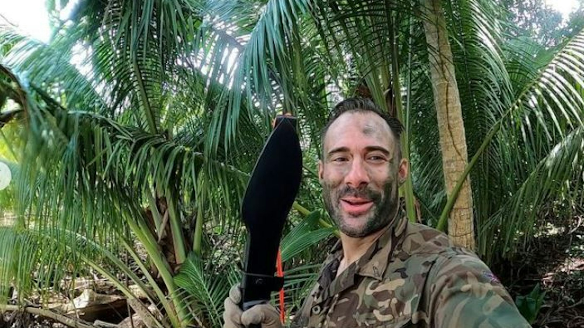 „7 vs. wild“-Teilnehmer Otto bei einer Entdeckungstour auf der Insel.