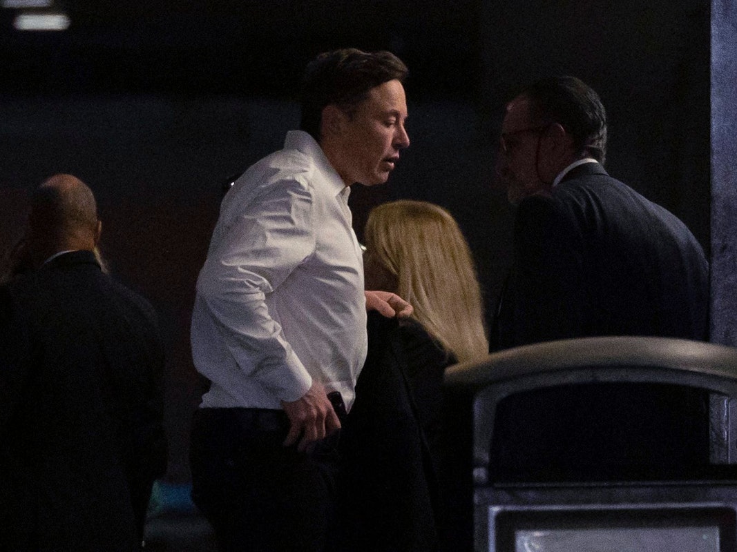 Elon Musk (hier Anfang November in New York) stellte die Twitter-Angestellten vor die Wahl: Entweder extrem harte Arbeit oder Kündigung. Es kommt zum Exodus.