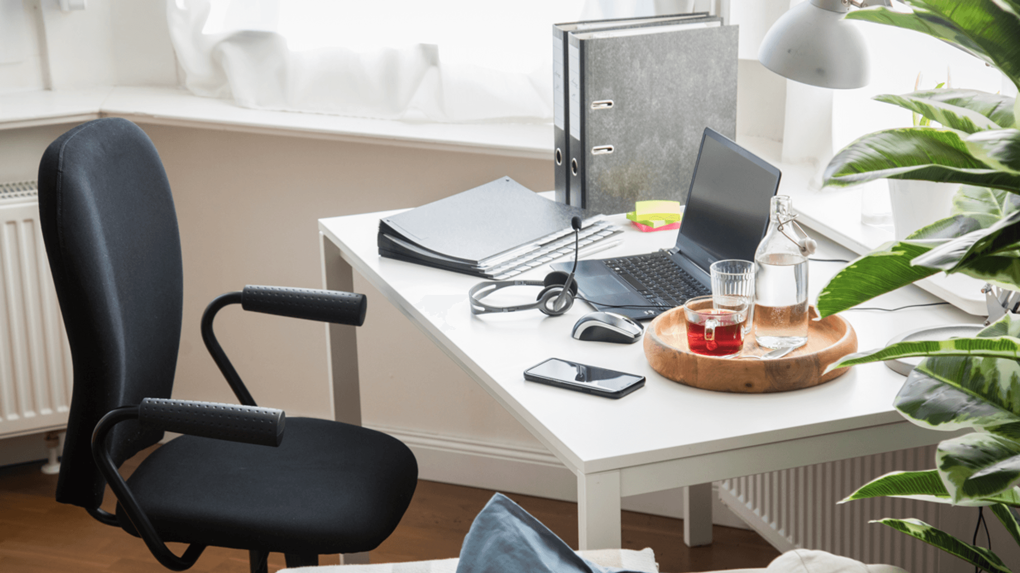 Ein Home-Office Arbeitsplatz mit Laptop.
