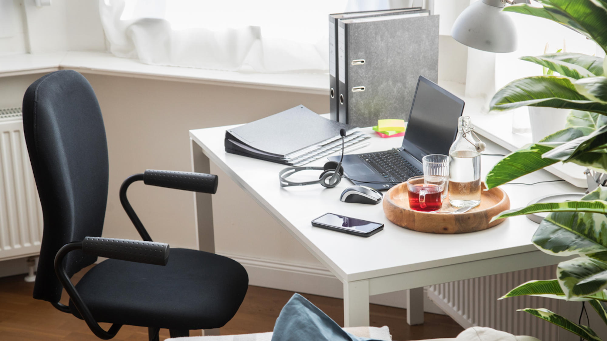 Ein Home-Office Arbeitsplatz mit Laptop.