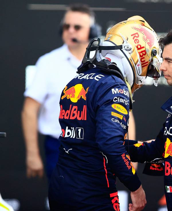 Red-Bull-Fahrer Sergio Perez (r.) klatscht seinen Teamkollegen Max Verstappen ab.