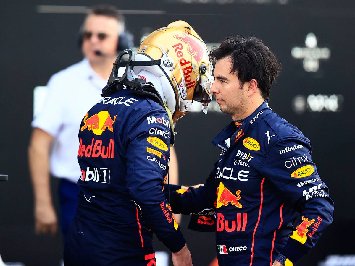 Red-Bull-Fahrer Sergio Perez (r.) klatscht seinen Teamkollegen Max Verstappen ab.