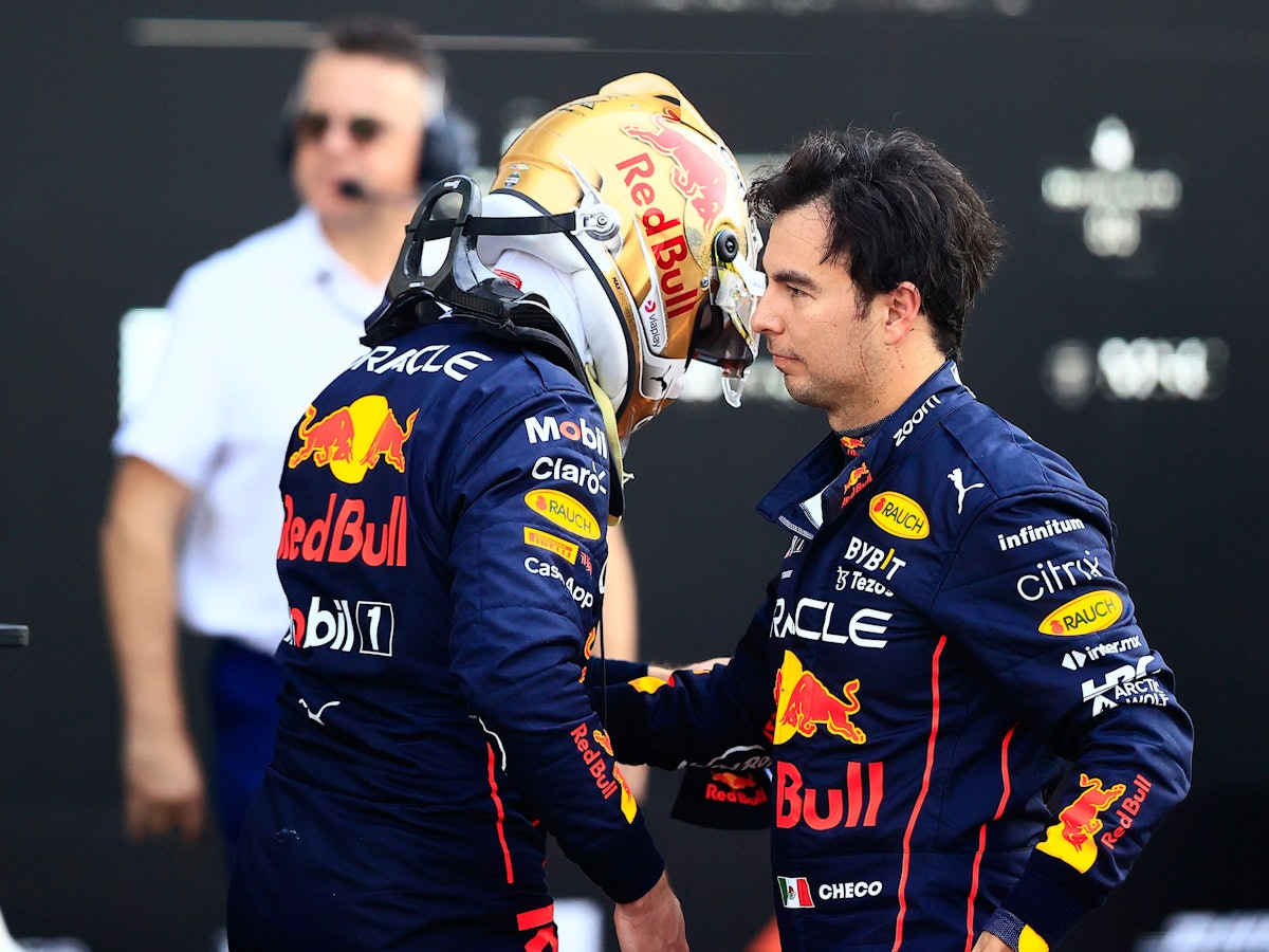 Red-Bull-Fahrer Sergio Perez (r.) klatscht seinen Teamkollegen Max Verstappen ab.