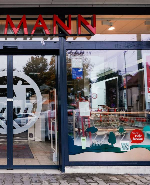 Blick auf ein Rossmann-Geschäft: Sowohl dort als auch bei Edeka sind derzeit einige Produkte nur noch eingeschränkt verfügbar.