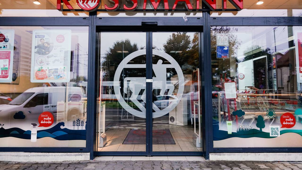 Blick auf ein Rossmann-Geschäft: Sowohl dort als auch bei Edeka sind derzeit einige Produkte nur noch eingeschränkt verfügbar.
