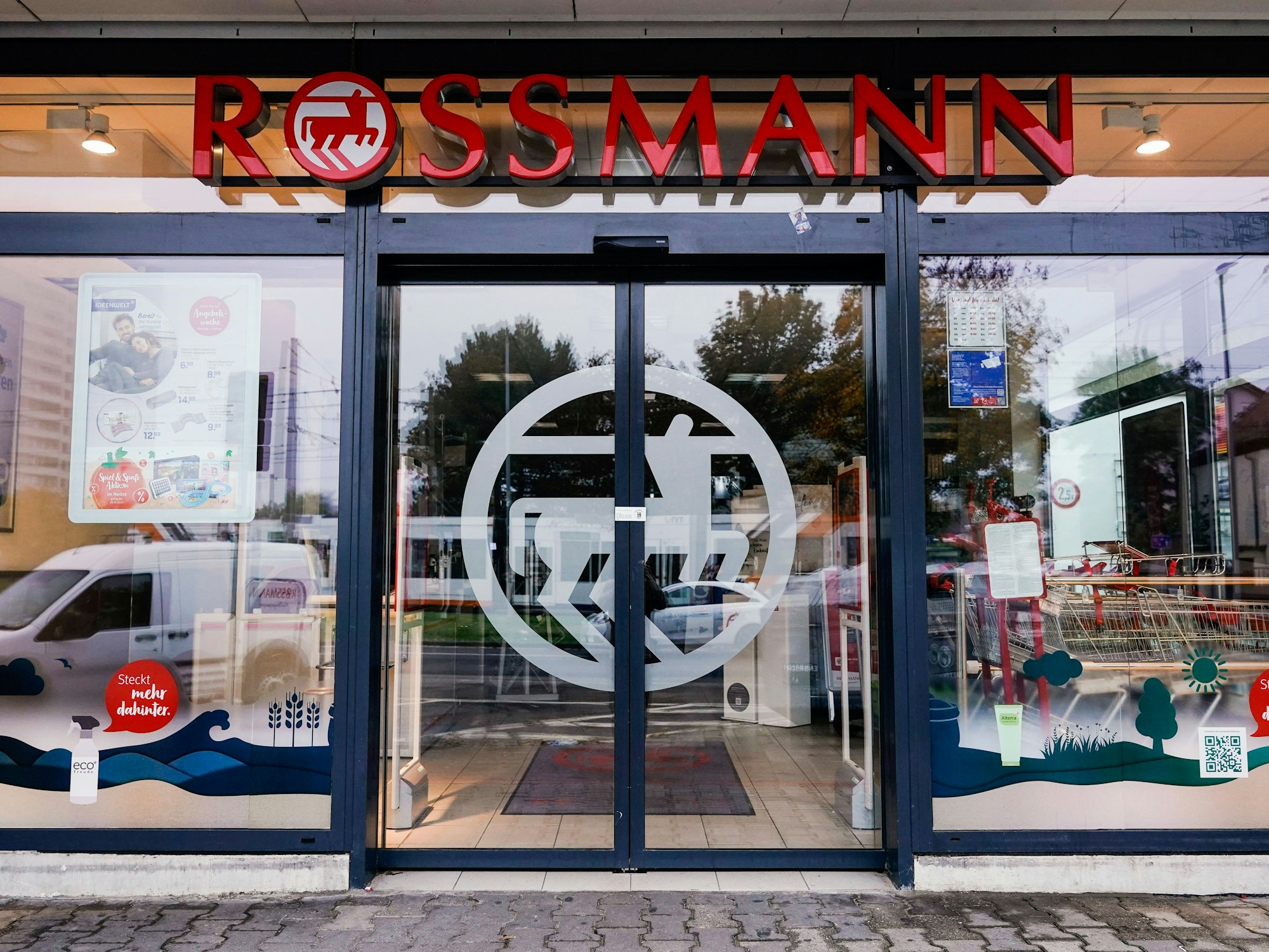 Blick auf ein Rossmann-Geschäft: Sowohl dort als auch bei Edeka sind derzeit einige Produkte nur noch eingeschränkt verfügbar.