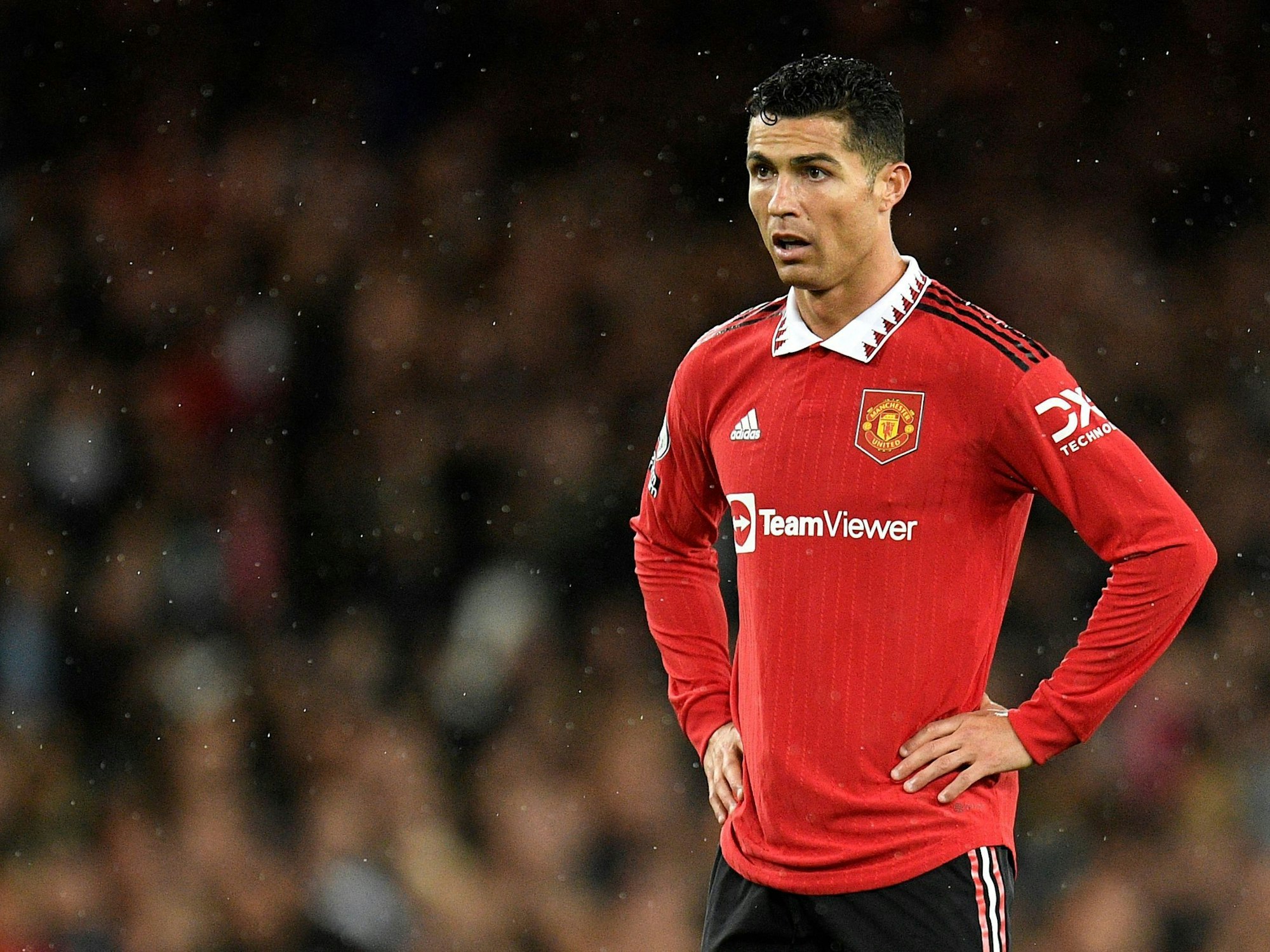 Cristiano Ronaldo stemmt die Arme in die Hüfte.