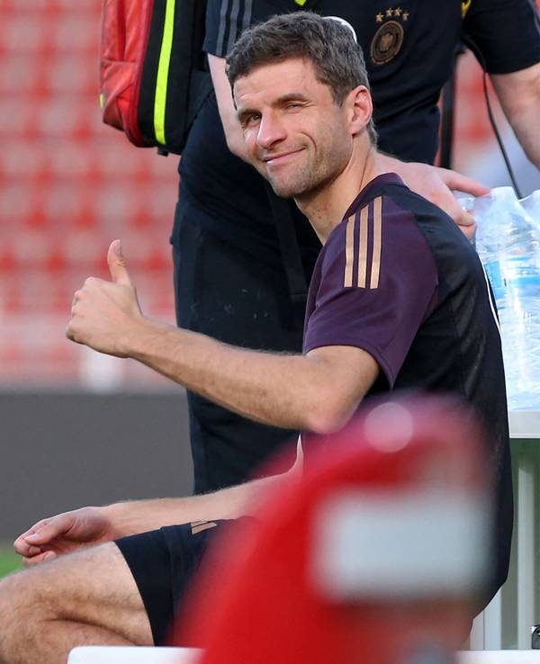 Thomas Müller hebt den Daumen und grinst in die Kamera.