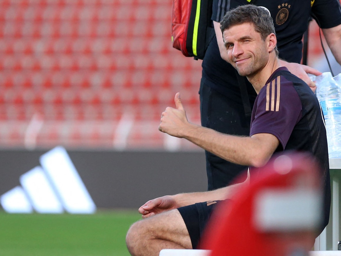 Thomas Müller hebt den Daumen und grinst in die Kamera.