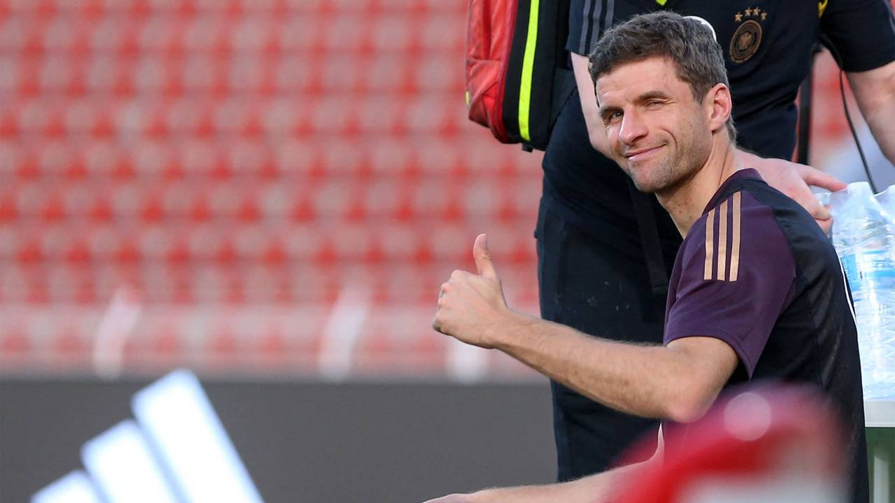 Thomas Müller hebt den Daumen und grinst in die Kamera.