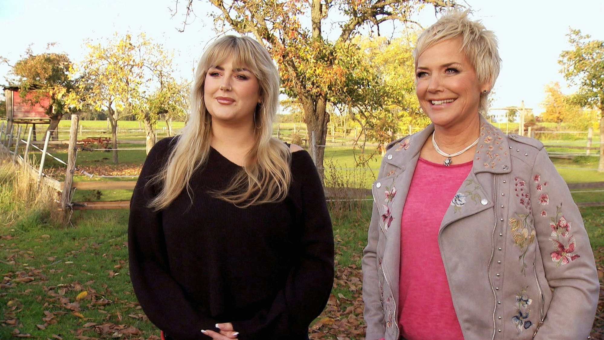 Moderatorin Inka Bause (r.) mit ihrer Tochter Anneli Bruch, die Fotos für den "Bauer sucht Frau"-Bauernkalender 2023 fotografiert hat. Aus dem Erlös des Kalenders werden Spenden an die Stiftung "RTL - Wir helfen Kindern e.V." geleistet