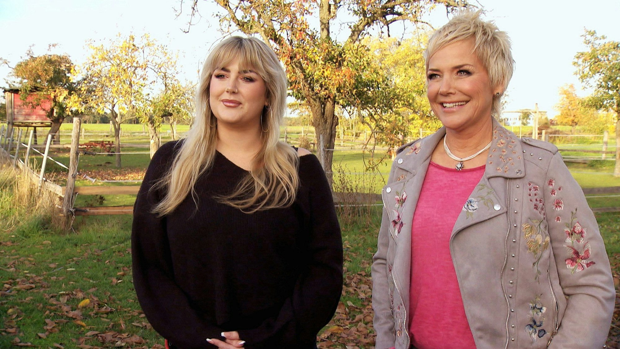 Moderatorin Inka Bause (r.) mit ihrer Tochter Anneli Bruch, die Fotos für den "Bauer sucht Frau"-Bauernkalender 2023 fotografiert hat. Aus dem Erlös des Kalenders werden Spenden an die Stiftung "RTL - Wir helfen Kindern e.V." geleistet