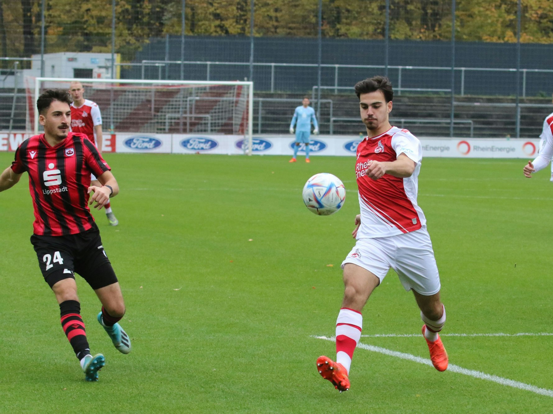 Mikail Özcan klärt einen Ball.