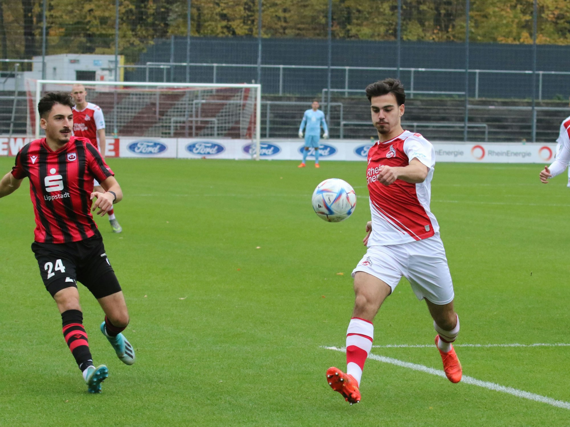 Mikail Özcan klärt einen Ball.