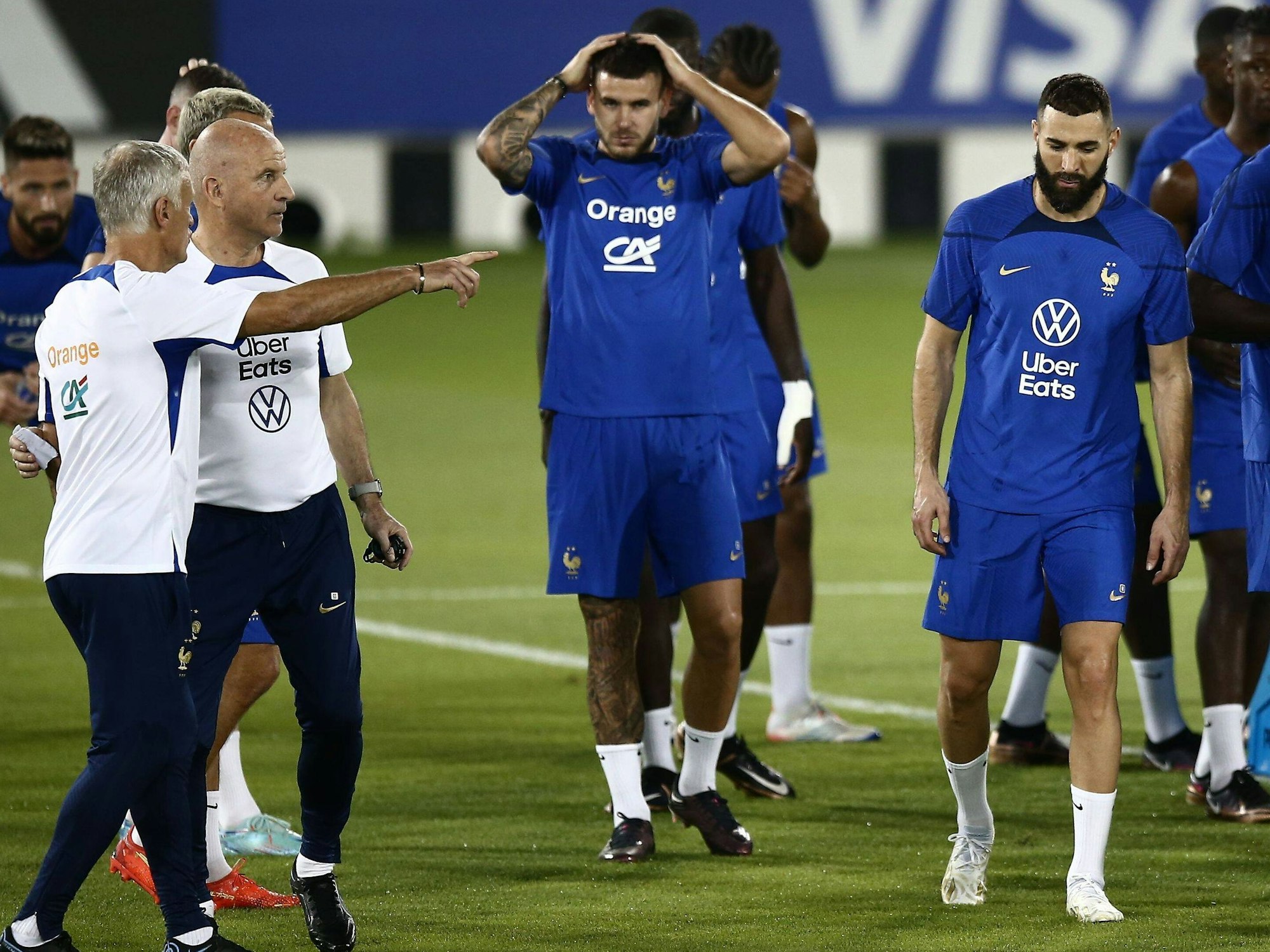 Karim Benzema im Training mit gesenktem Kopf