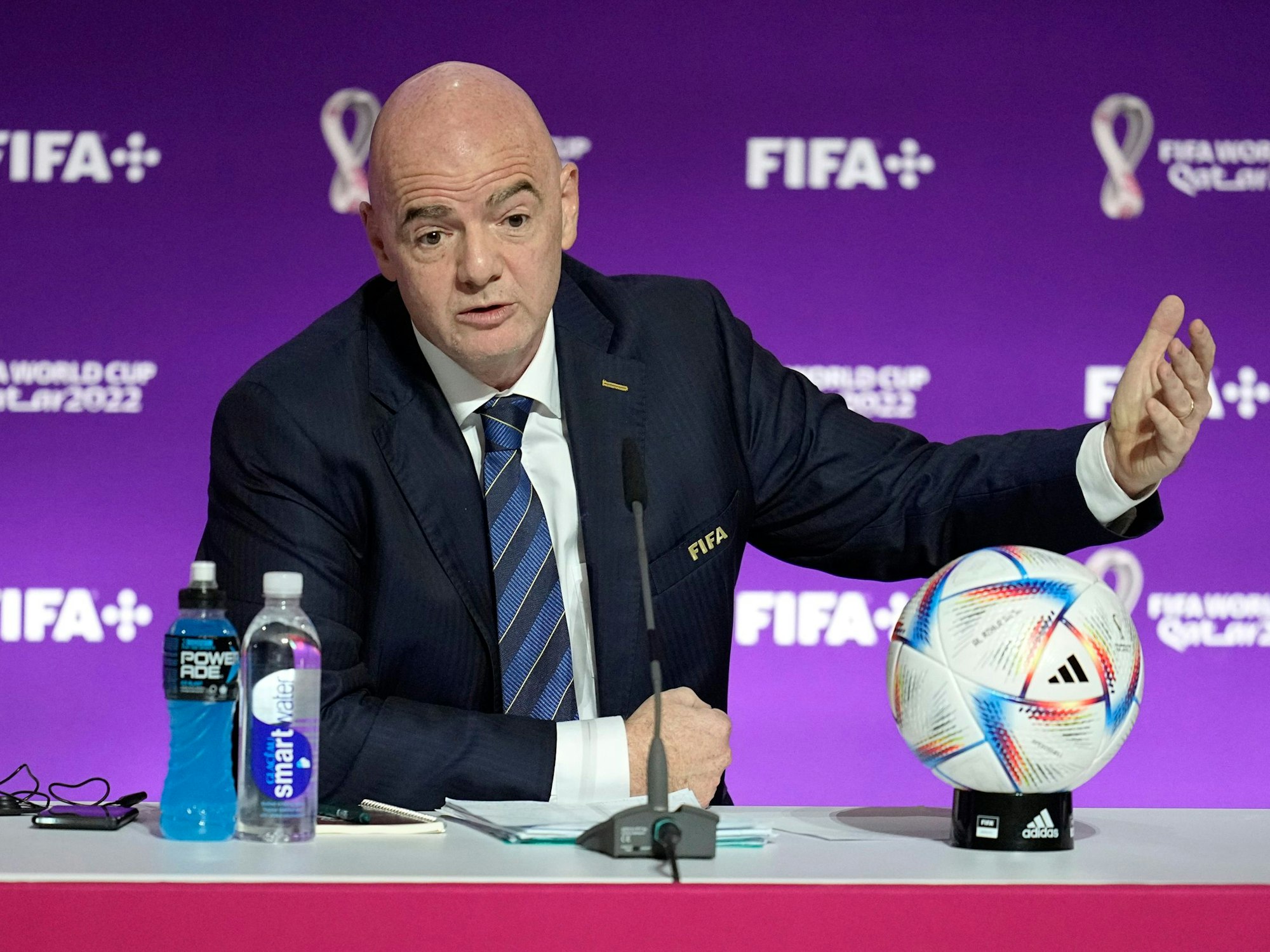 Gianni Infantino gestikuliert während seiner Rede in Doha.