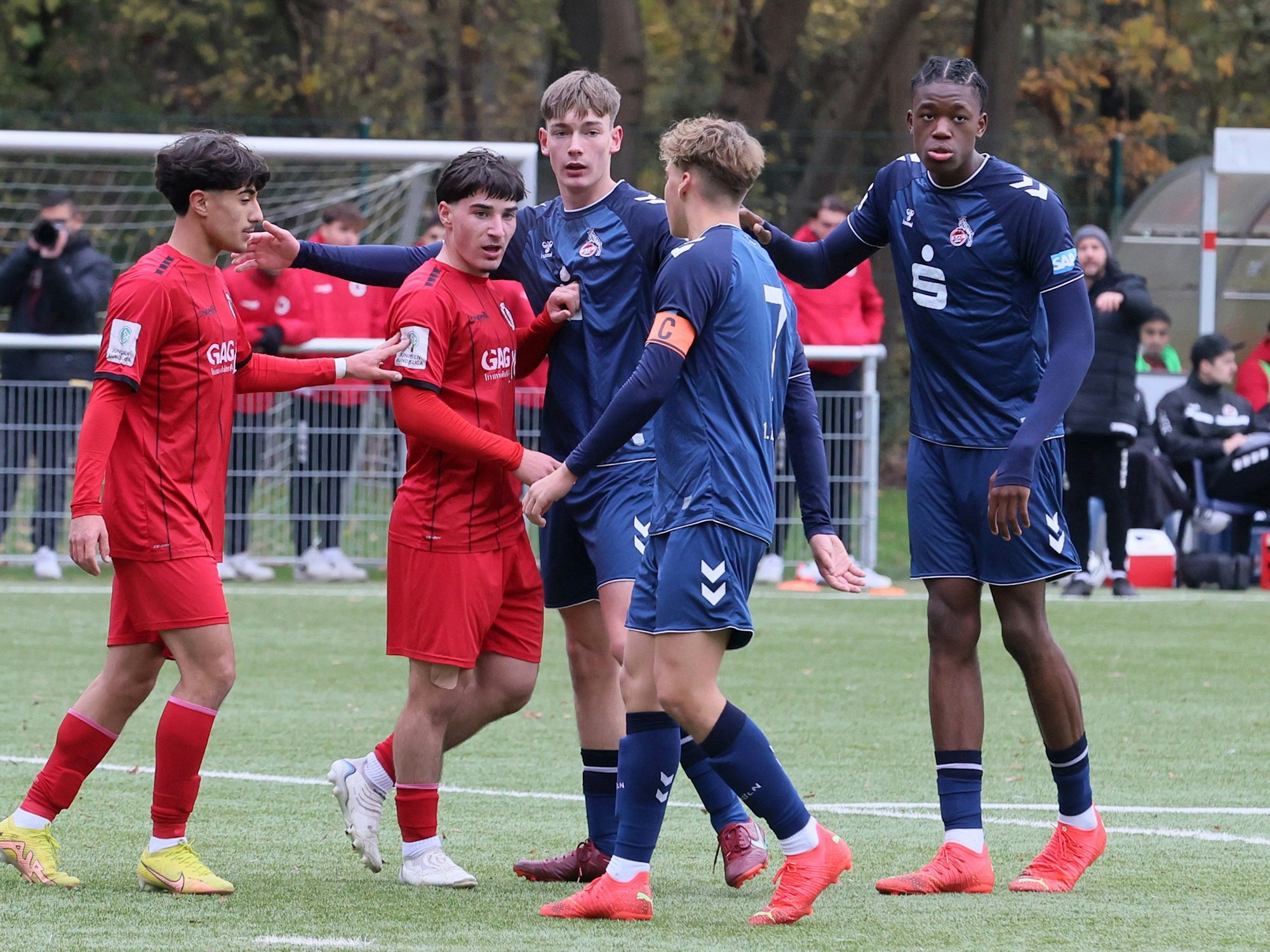 Sportpark Höhenberg, von links: Koray Örgün, Salvatore Davide Giambra (Viktoria), Marlon Monning, Meiko Wäschenbach, Elias Geoffrey Bakatukanda (1. FC Köln)