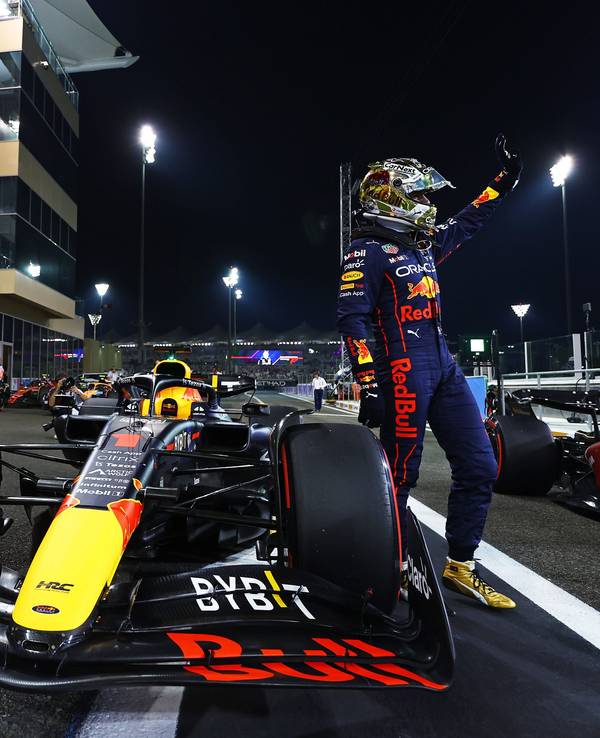 Max Verstappen (Niederland) winkt in Abu Dhabi Richtung Fans und Team.