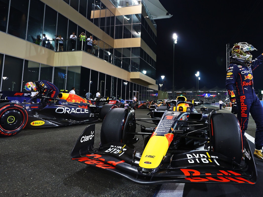 Max Verstappen (Niederland) winkt in Abu Dhabi Richtung Fans und Team.