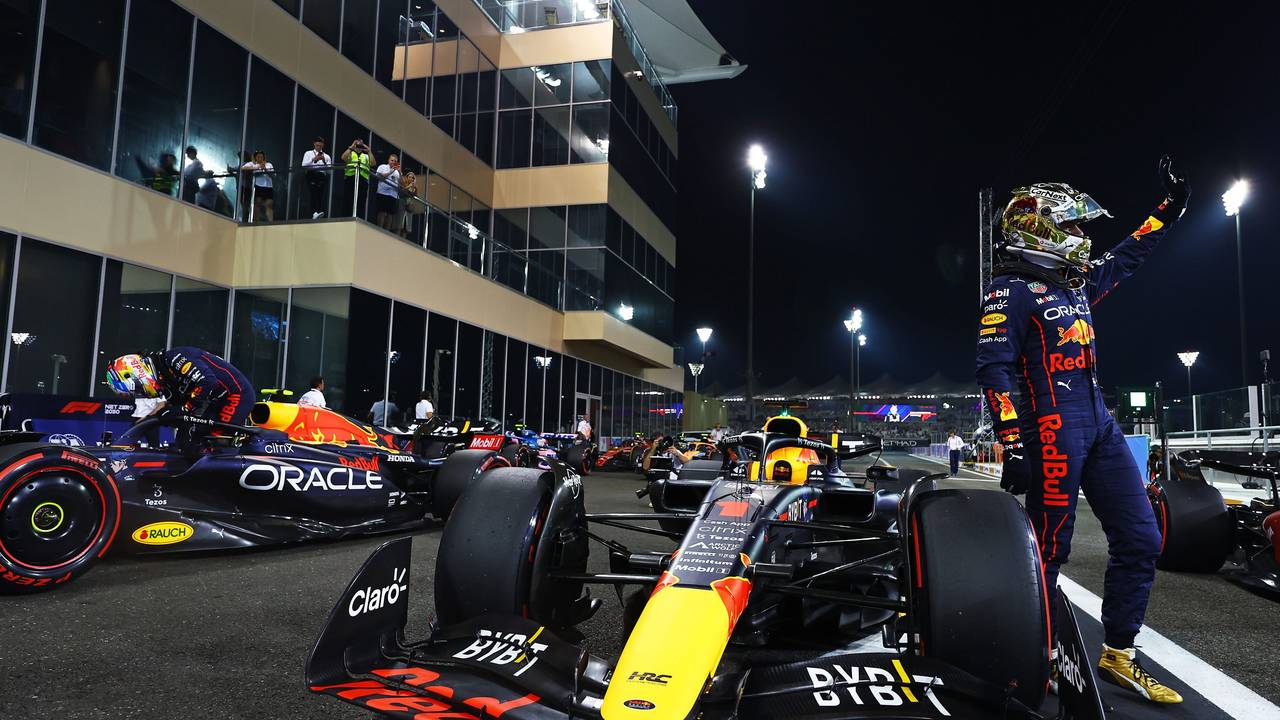 Max Verstappen (Niederland) winkt in Abu Dhabi Richtung Fans und Team.