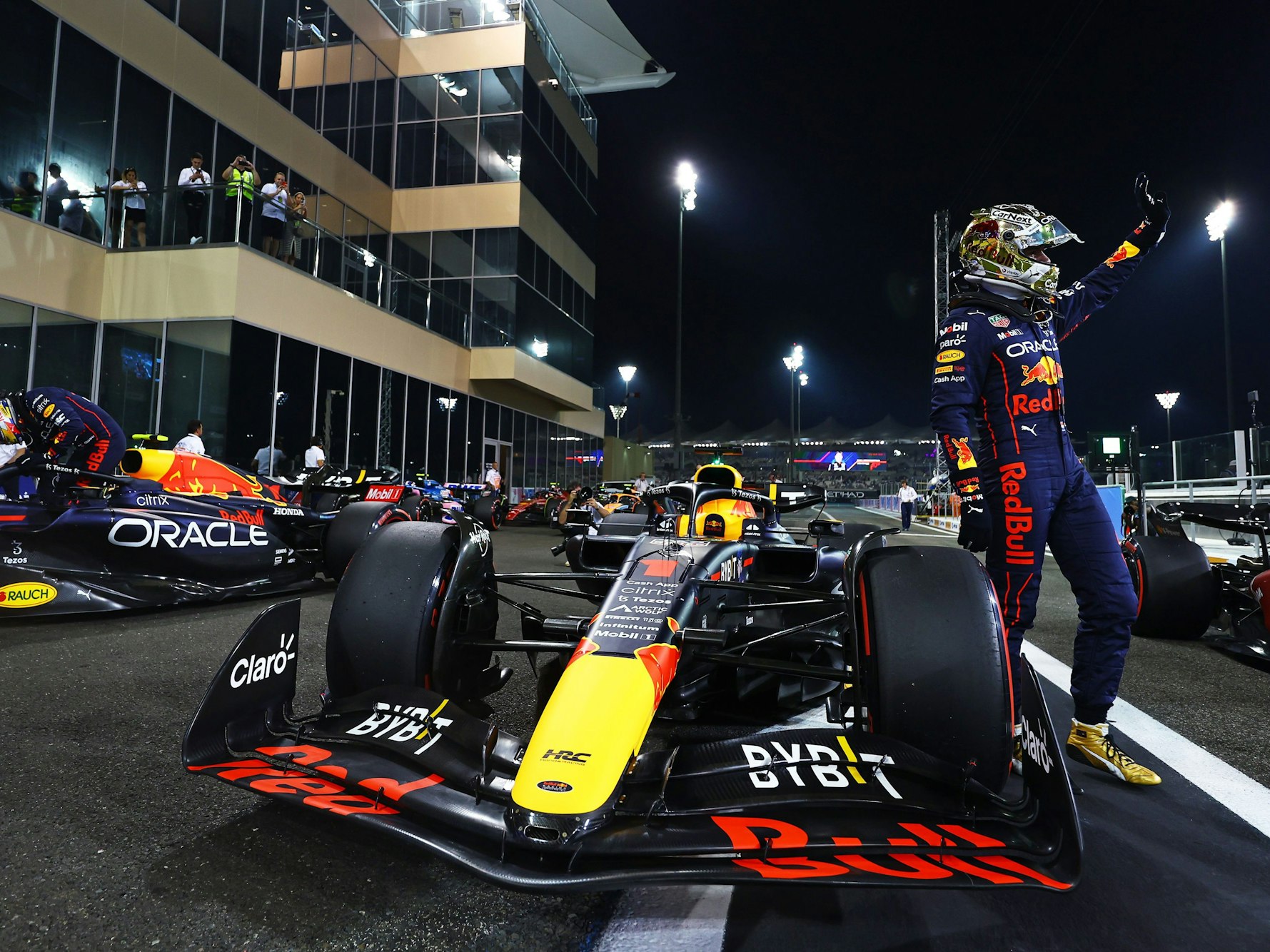 Max Verstappen (Niederland) winkt in Abu Dhabi Richtung Fans und Team.
