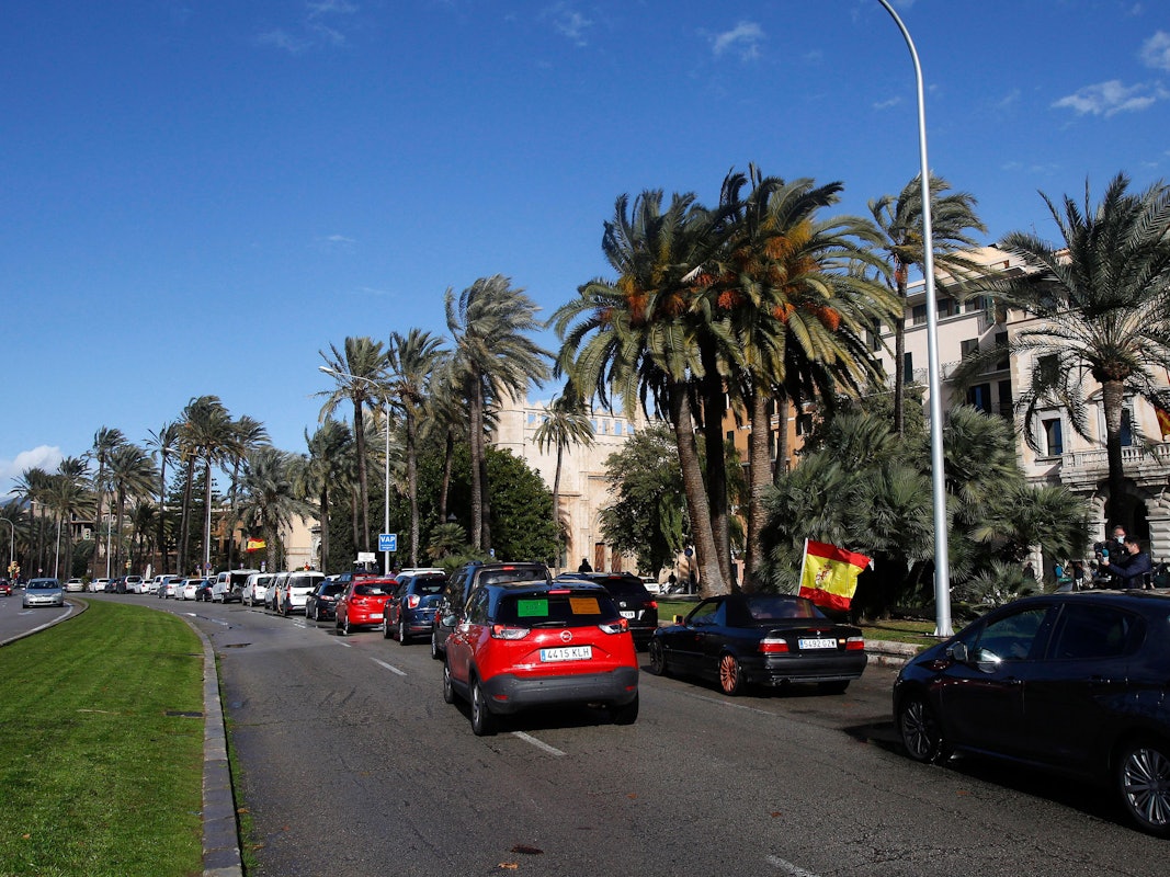 Autos auf einer Straße in Palma de Mallorca im Januar 2021.