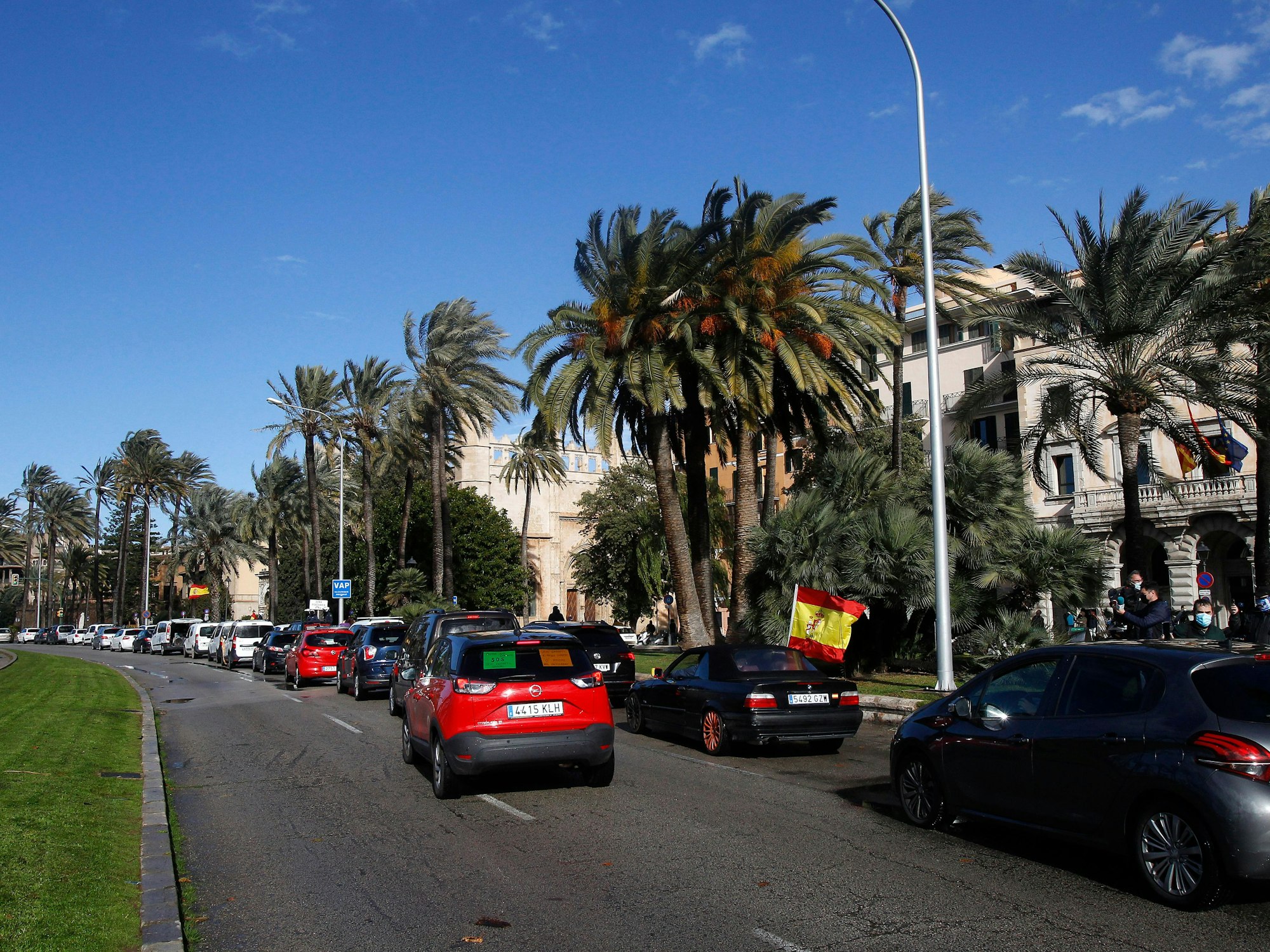 Autos auf einer Straße in Palma de Mallorca im Januar 2021.