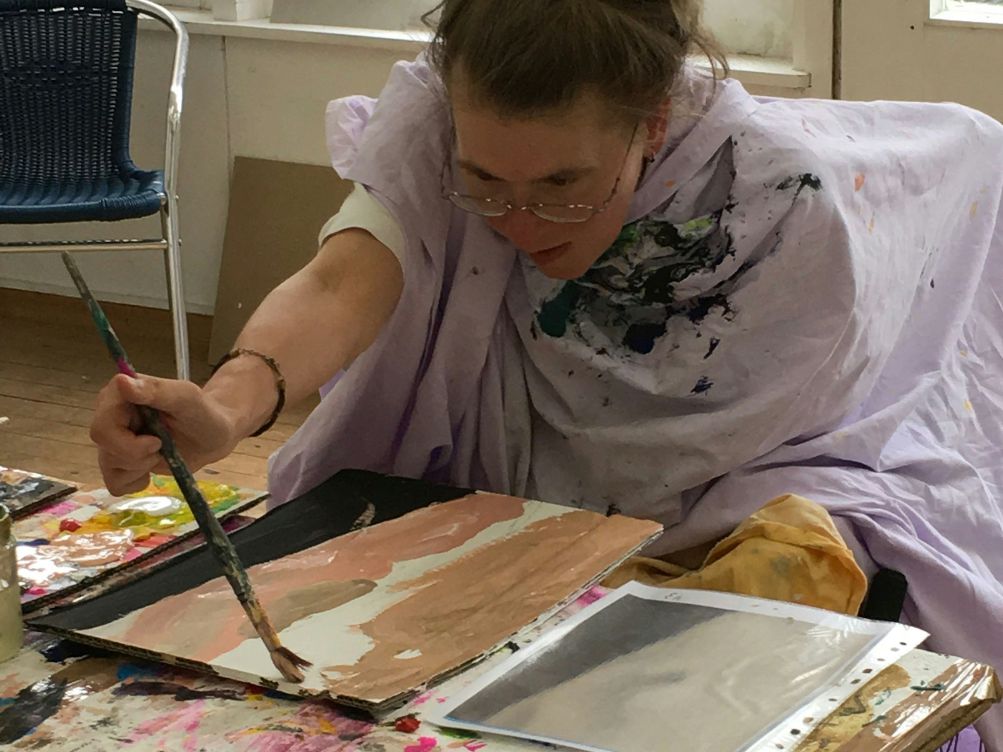 Eine Bewohnerin der Dormagen-Guffanti-Stiftung malt. Foto honorarfrei von der Künstlerin Marion Anna Simon