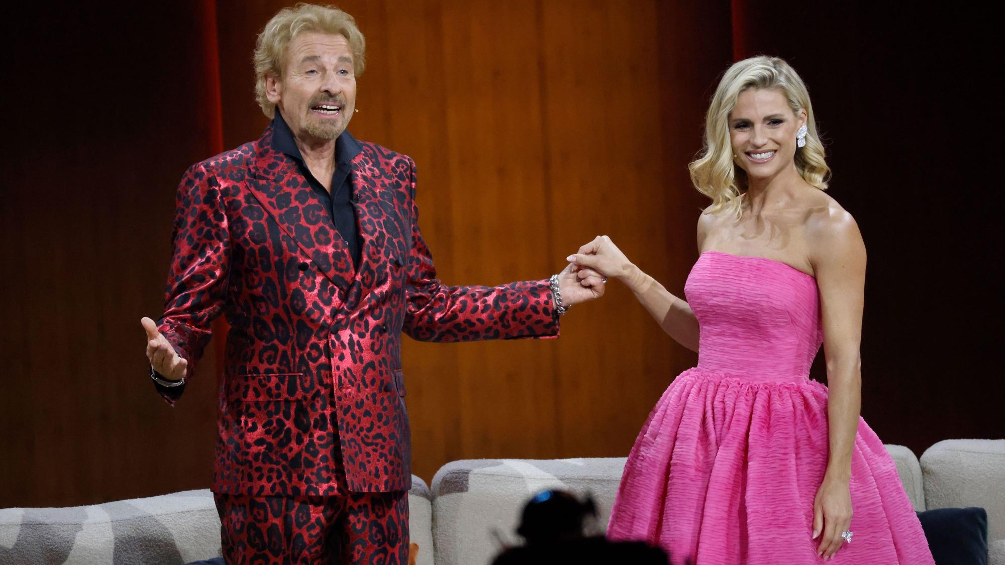 Die beiden Moderatoren Thomas Gottschalk und Michelle Hunziker kommen zur ZDF-Show „Wetten, dass..?“. Nach dem erfolgreichen Comeback im November 2021 gibt es auch 2022 eine Wiederauflage der legendären ZDF-Samstagabendshow.