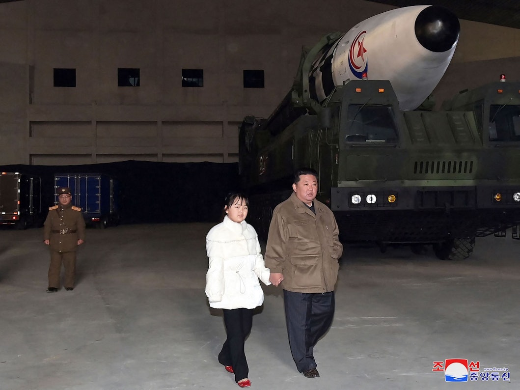 Nordkoreas Diktator Kim Jong-un Hand in Hand mit seiner Tochter bei der Besichtigung einer Raketenbasis am 18. November 2022. Es ist das erste Mal, das Kim seine Tochter der Öffentlichkeit präsentierte.