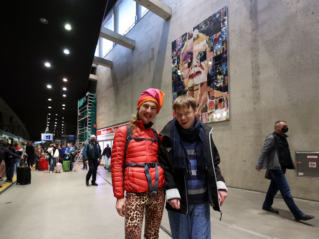 Die Einweihung des Kunstwerks in der U-Bahn Breslauer Platz. Kölner Künstlerin Marion Anna Simon und Bewohner David.