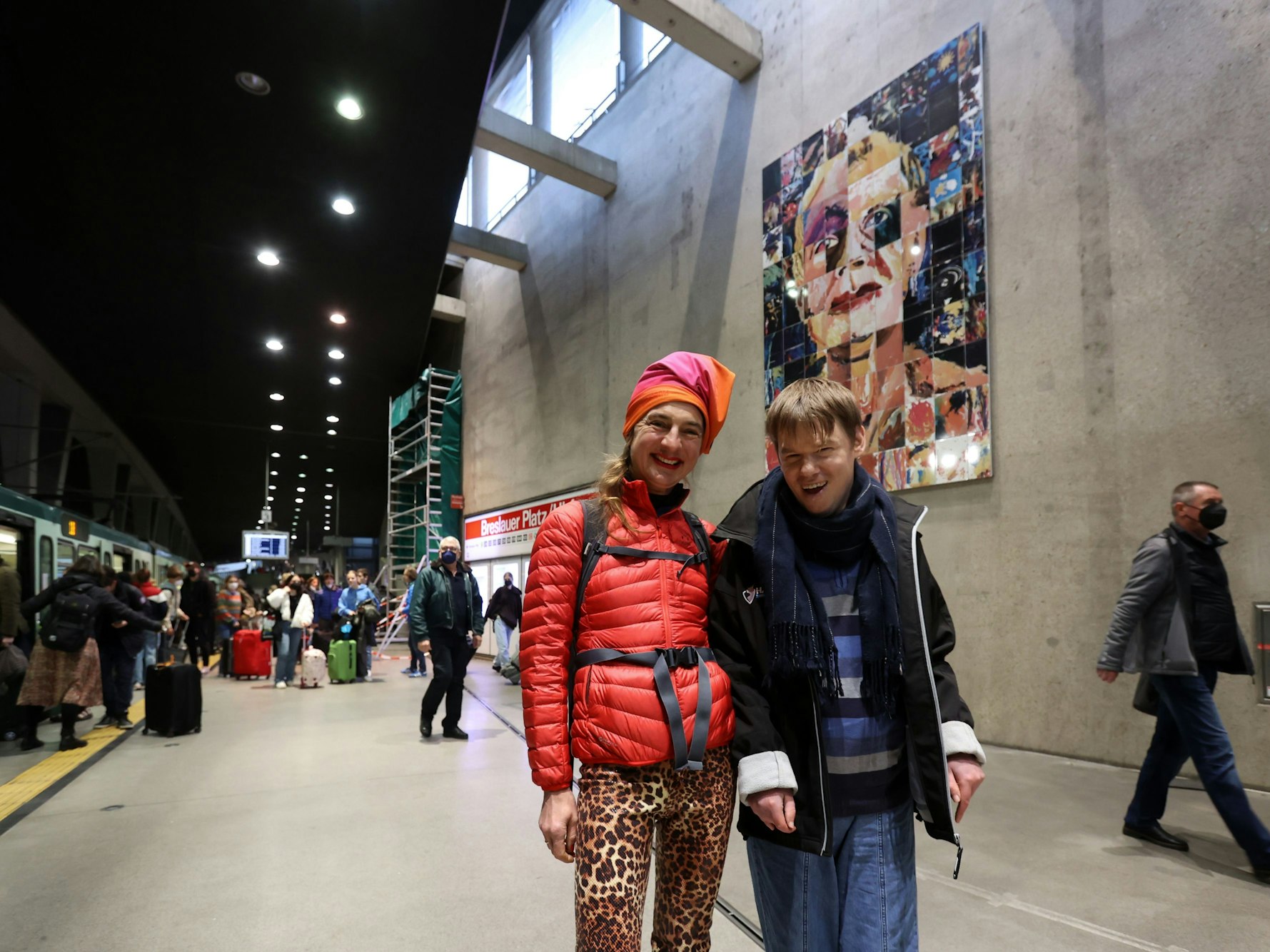 Die Einweihung des Kunstwerks in der U-Bahn Breslauer Platz. Kölner Künstlerin Marion Anna Simon und  Bewohner David.