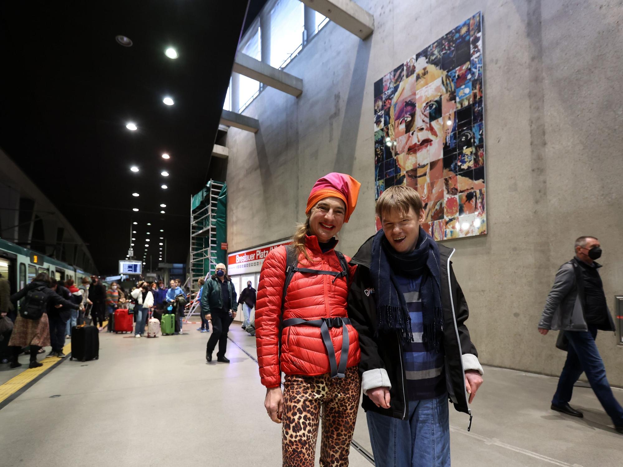 Die Einweihung des Kunstwerks in der U-Bahn Breslauer Platz. Kölner Künstlerin Marion Anna Simon und Bewohner David.