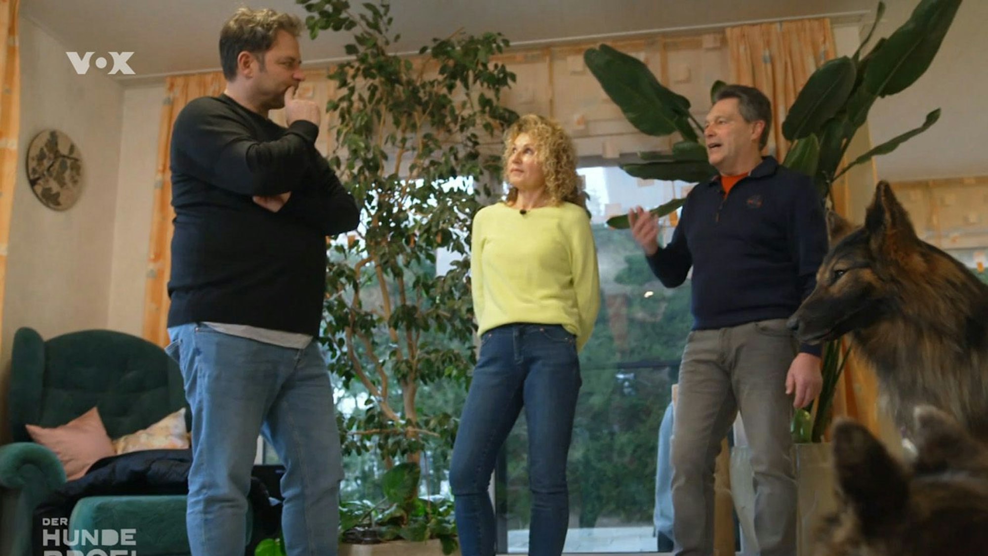 Martin Rütter besucht ein Ehepaar, deren verstorbene Haustiere bei ihnen ausgestopft im Wohnzimmer stehen.