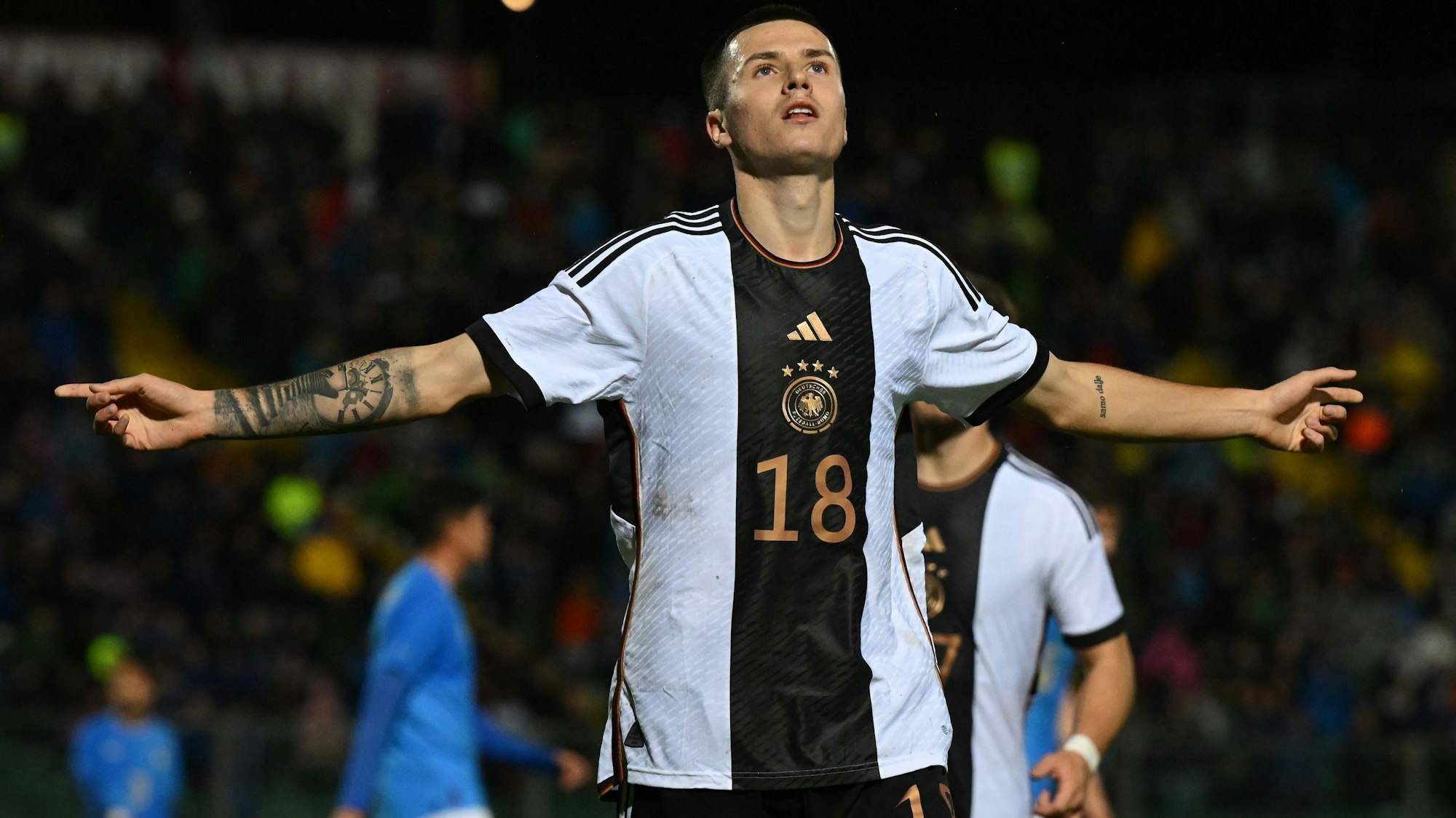 Denis Huseinbasic jubelt am Samstag (19. November 2022) nach seinem Debüt-Tor für Deutschlands U21 gegen Italien.