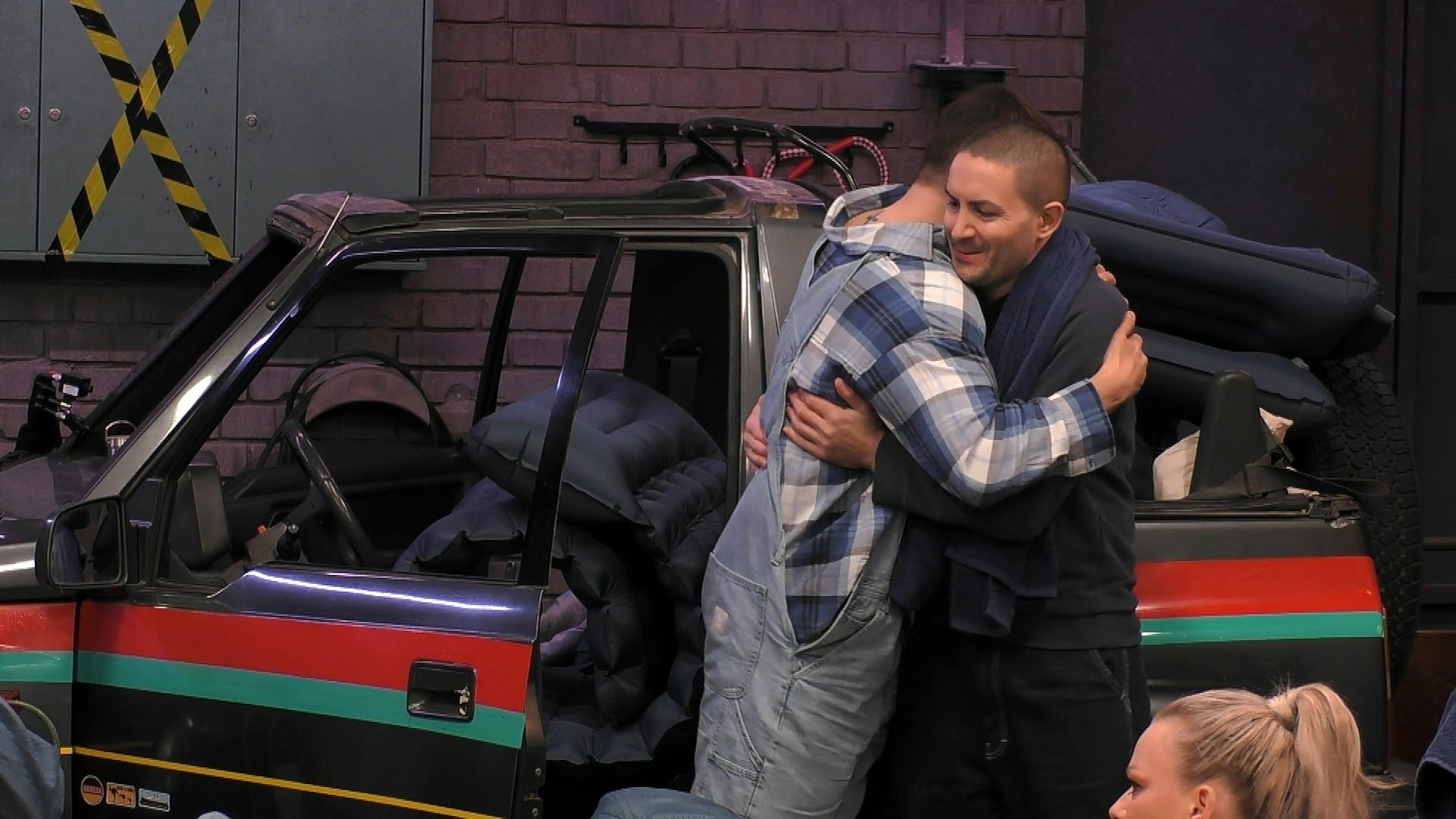 Menderes Bagci und Jay Khan umarmen sich.