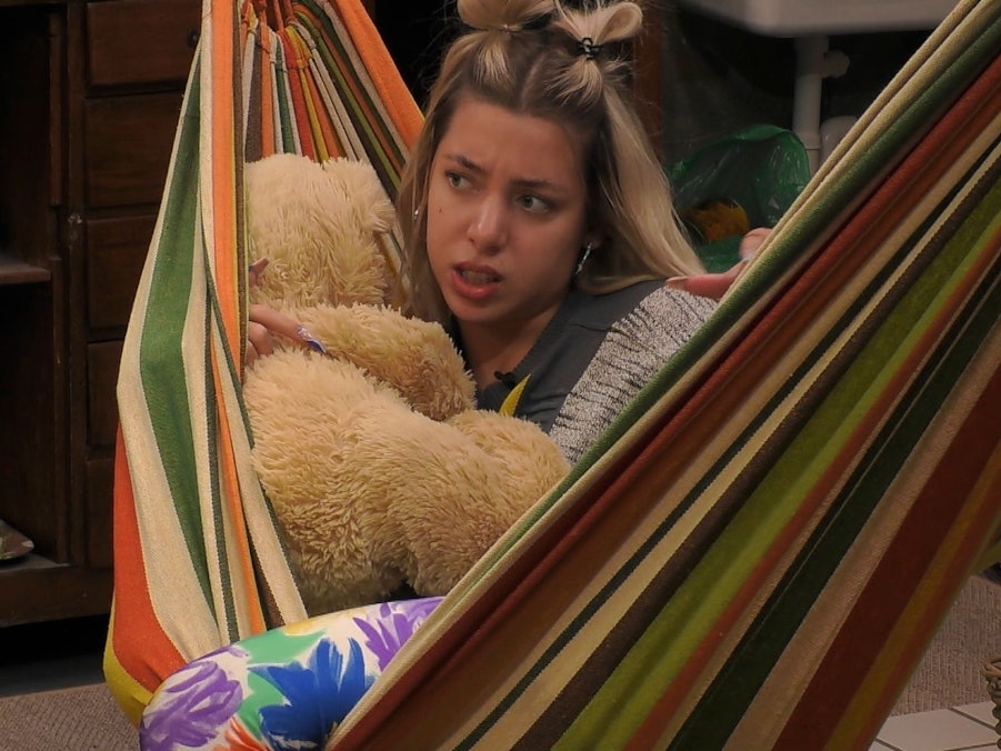 „Promi Big Brother“-Kandidatin Walentina Doronina liegt in einer Hängematte.