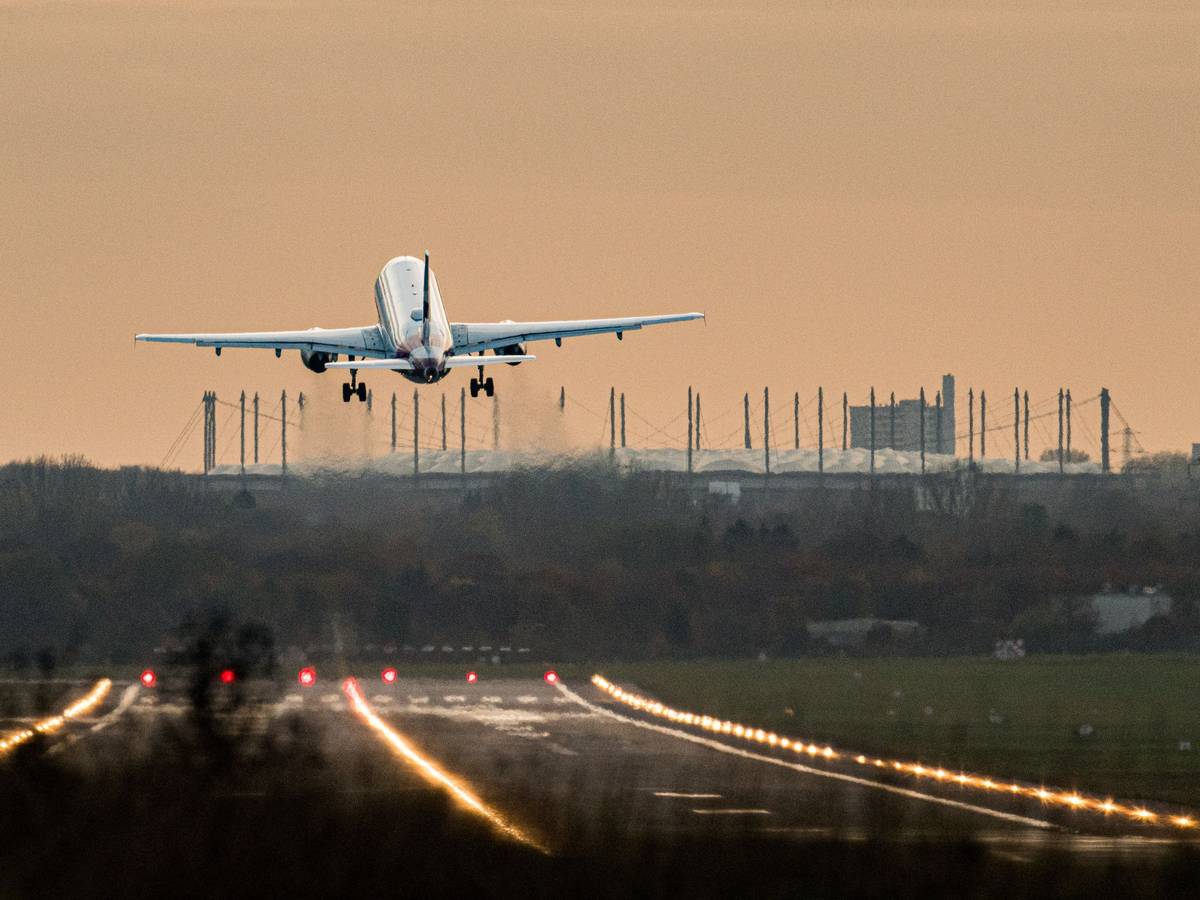 Ein Flugzeug hebt am 11. November 2020 an einem Flughafen in die Luft ab.