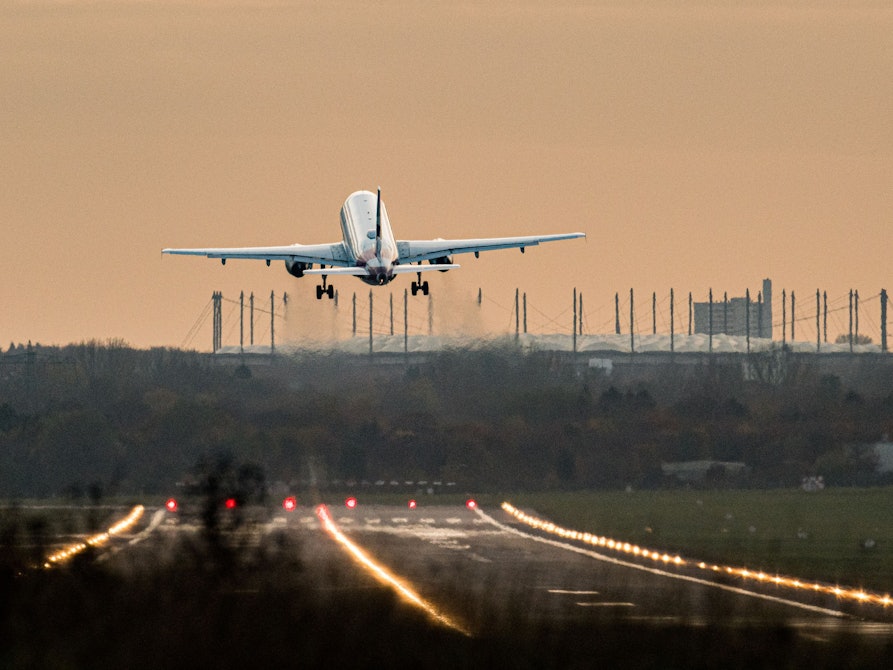 Ein Flugzeug hebt am 11. November 2020 an einem Flughafen in die Luft ab.