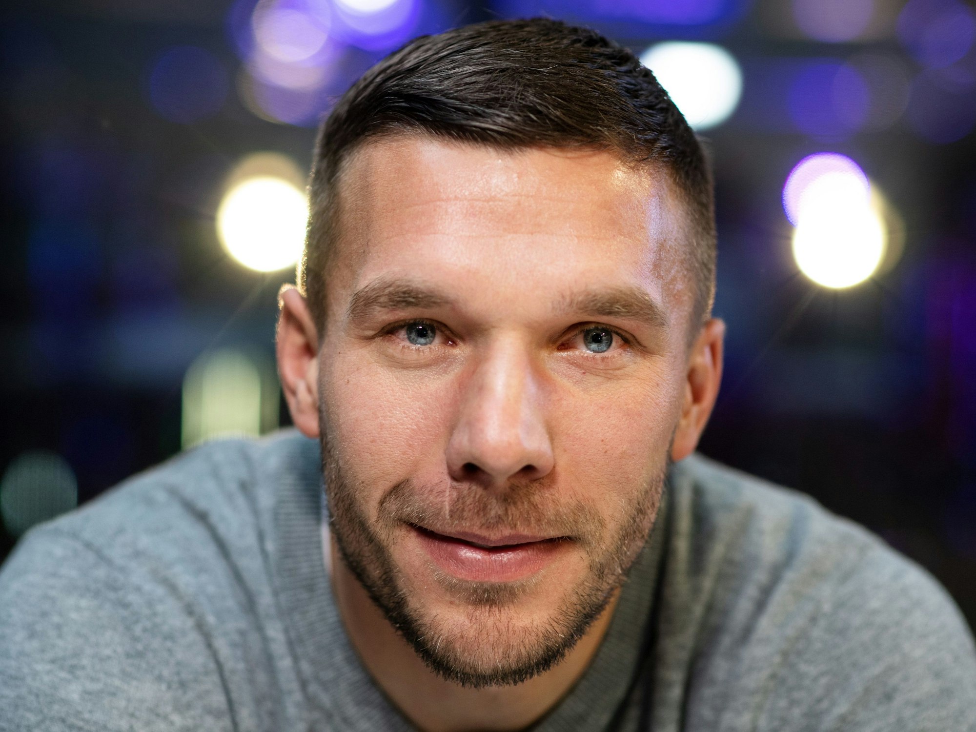 Lukas Podolski blickt in die Kamera.