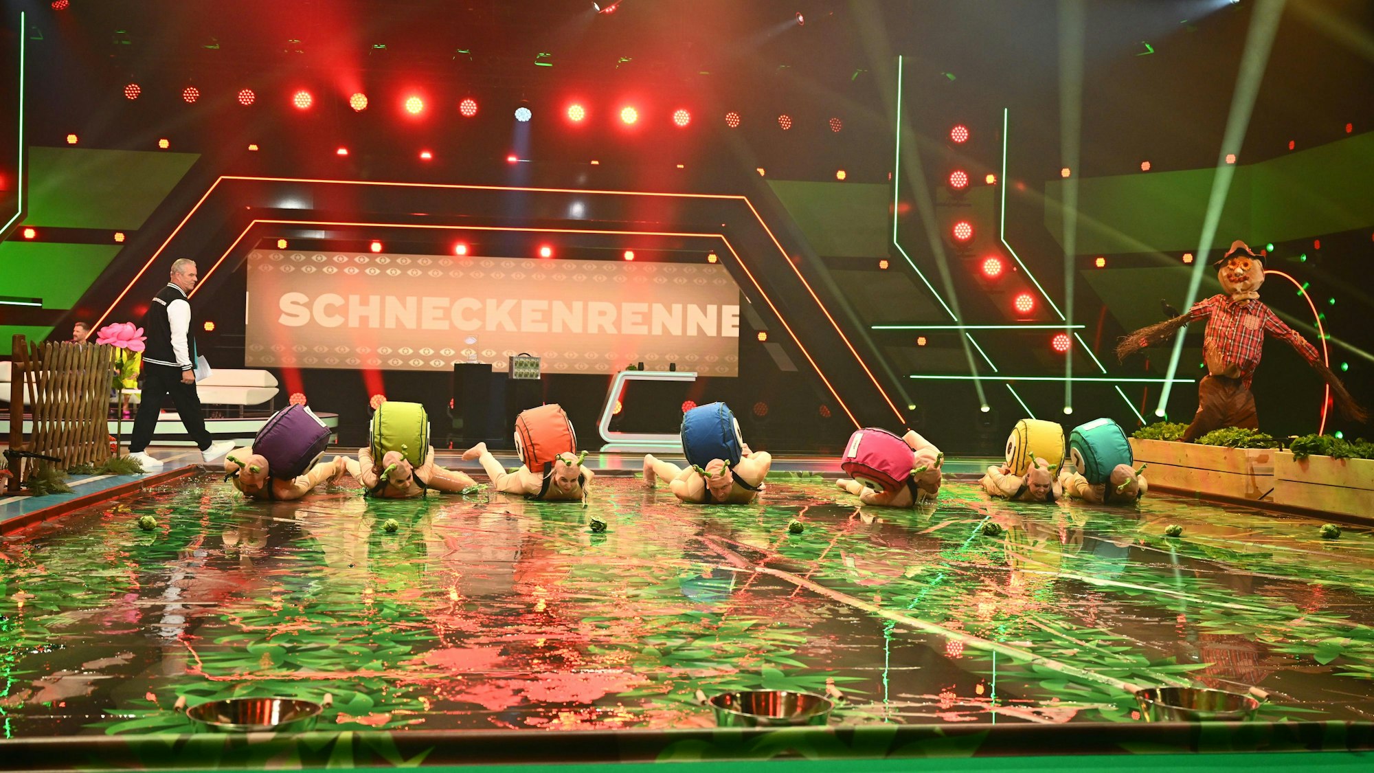 Das Foto zeigt die Stars von „Promi Big Brother“ beim Schneckenrennen im Studio.