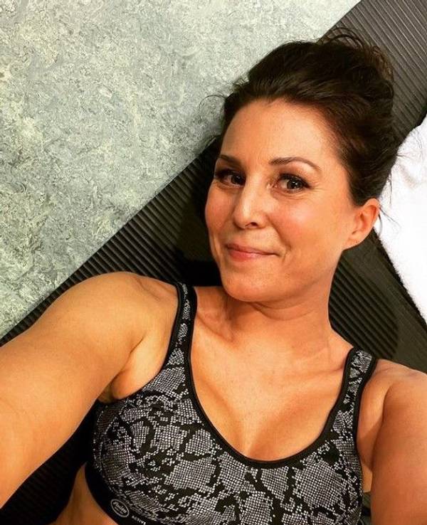 Vanessa Blumhagen posiert für ein Selfie.