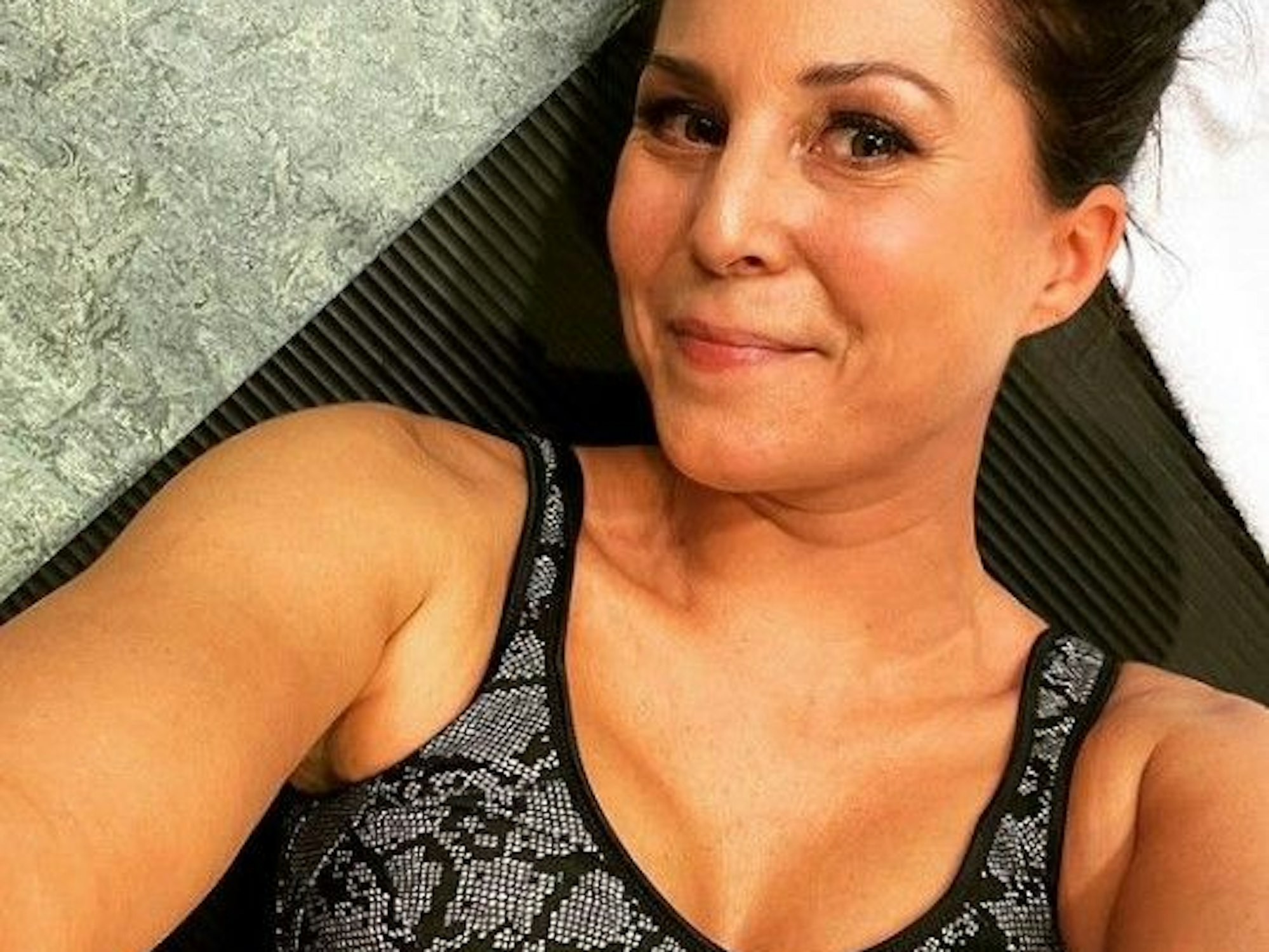 Vanessa Blumhagen posiert für ein Selfie.