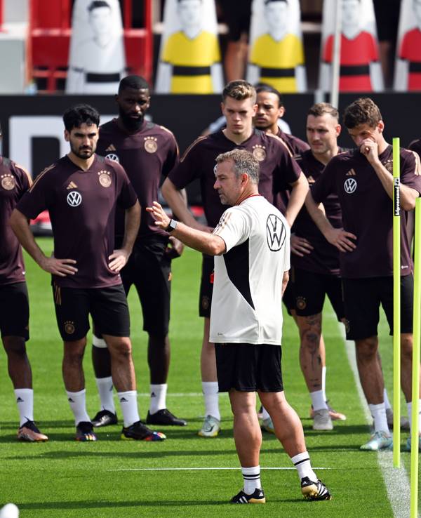 Vorbereitung auf die WM in Katar: Die deutsche Nationalmannschaft beim Training im Al-Shamal Stadion.