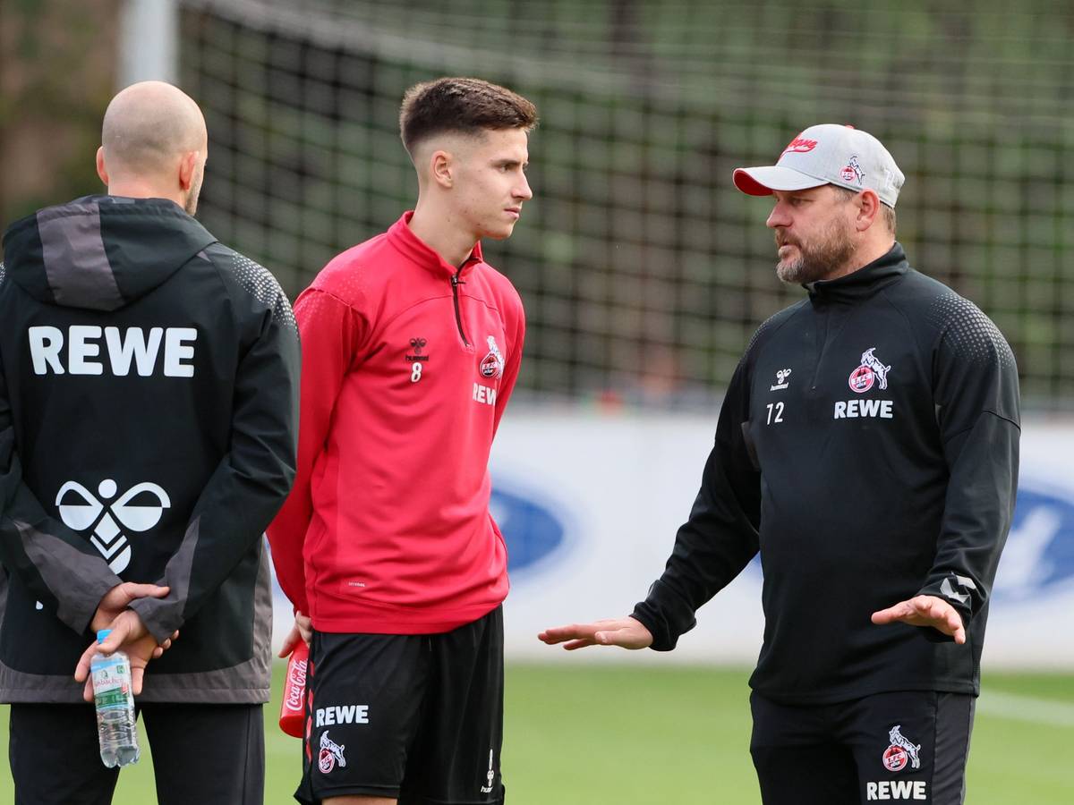 Denis Huseinbasic spricht beim Training des 1. FC Köln mit Steffen Baumgart.
