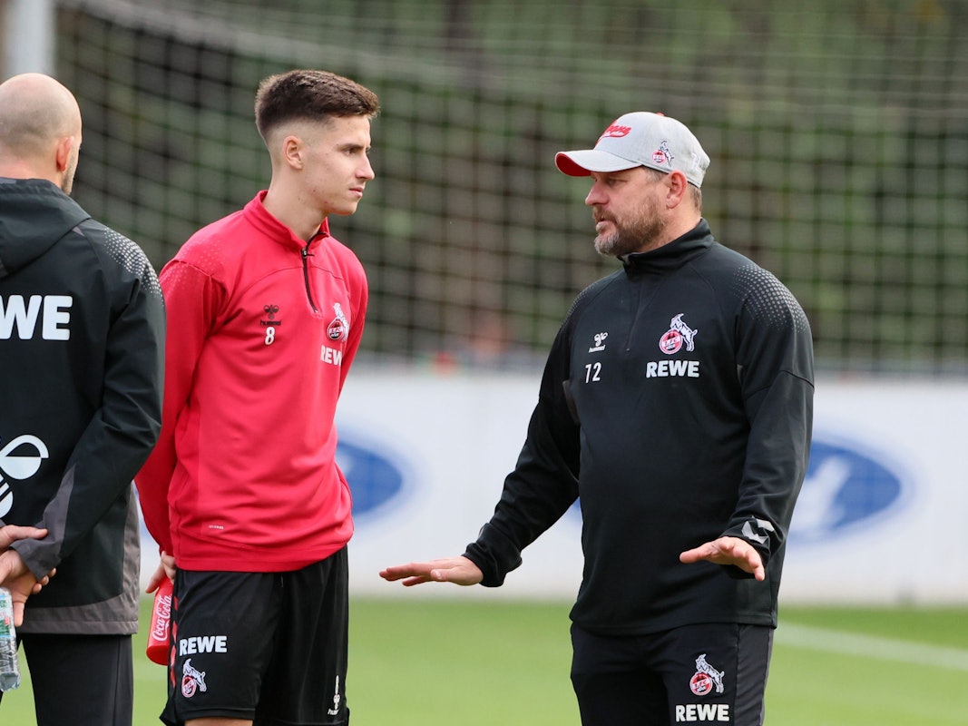 Denis Huseinbasic spricht beim Training des 1. FC Köln mit Steffen Baumgart.
