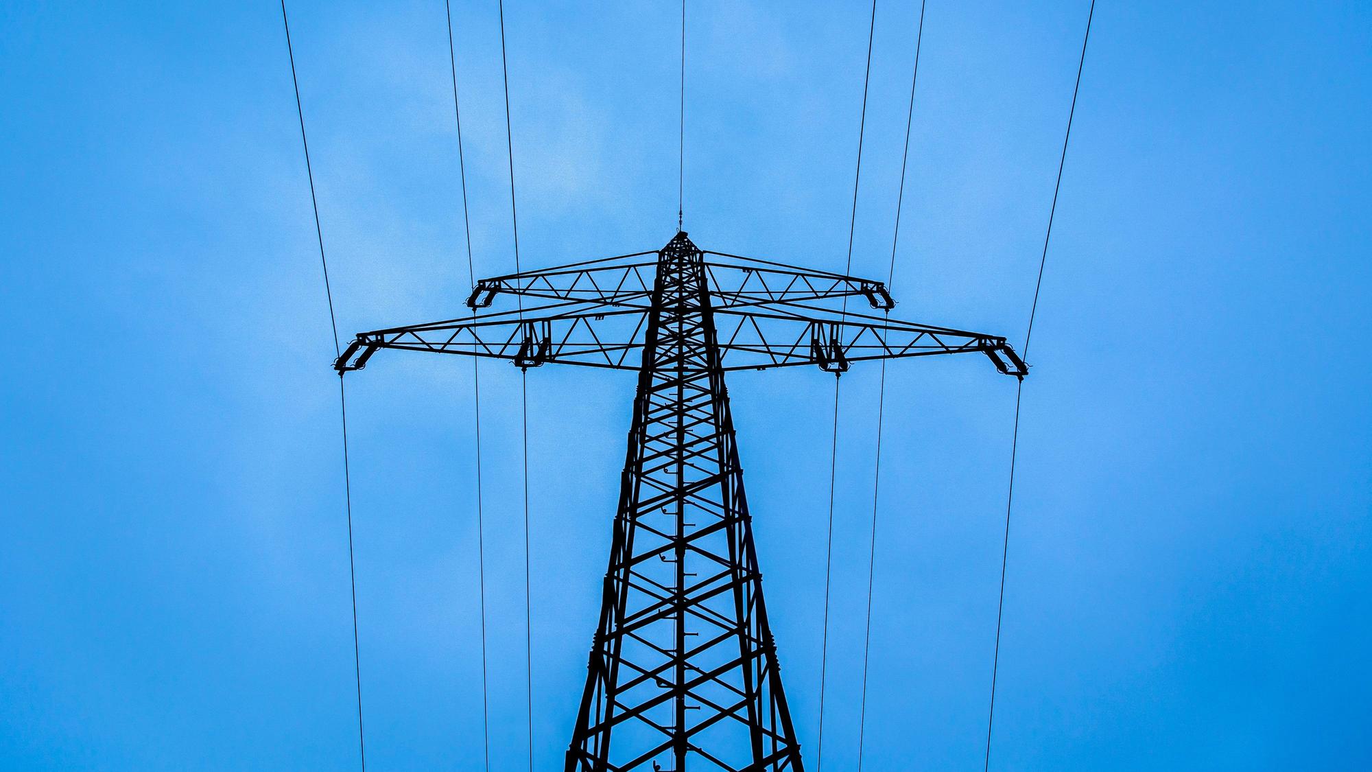 Ein Strommast steht am frühen Morgen in der Region Hannover.