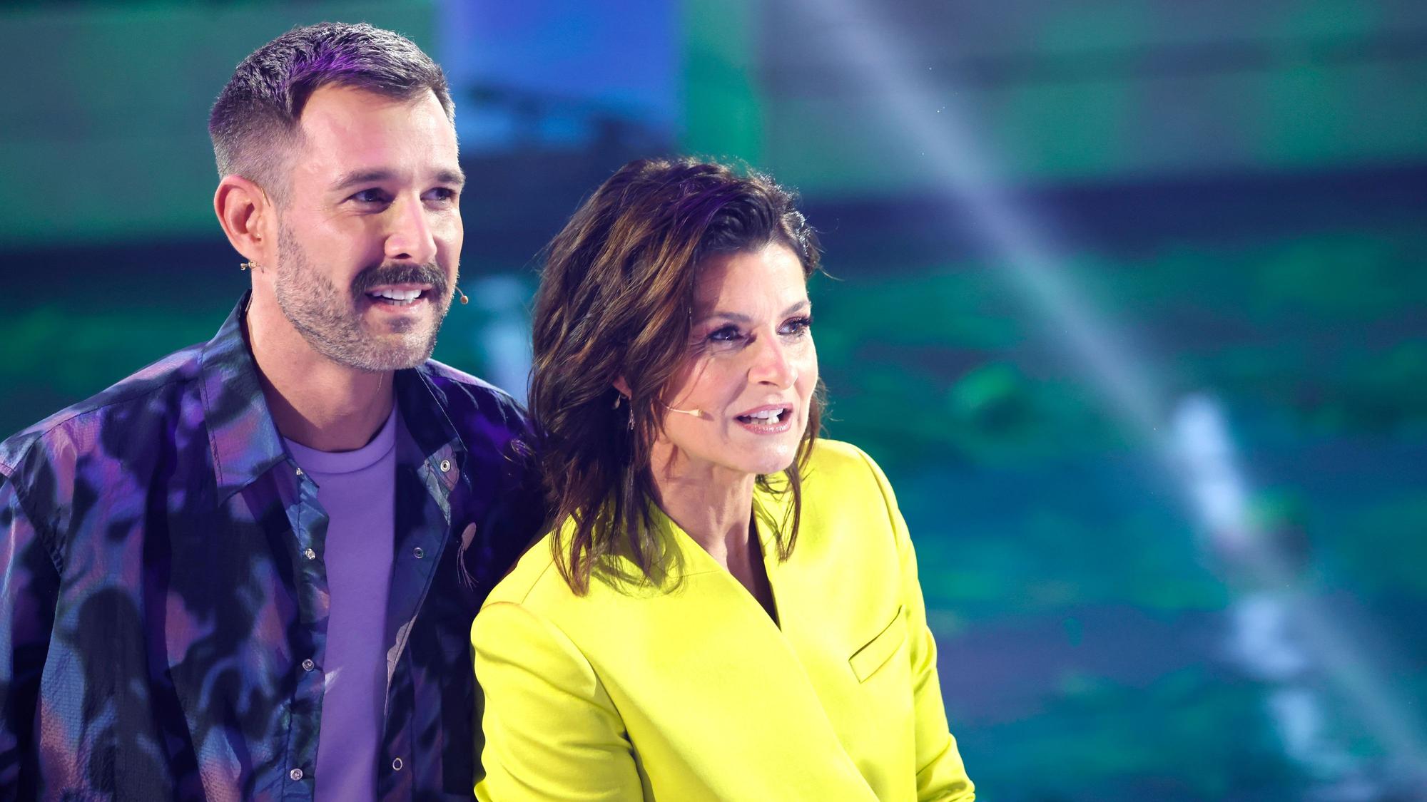 Die Moderatoren Jochen Schropp und Marlene Lufen stehen beim Auftakt zur neuen Staffel der Sat.1-Fernsehshow „Promi Big Brother“ 2022 im Fernsehstudio in Köln.
